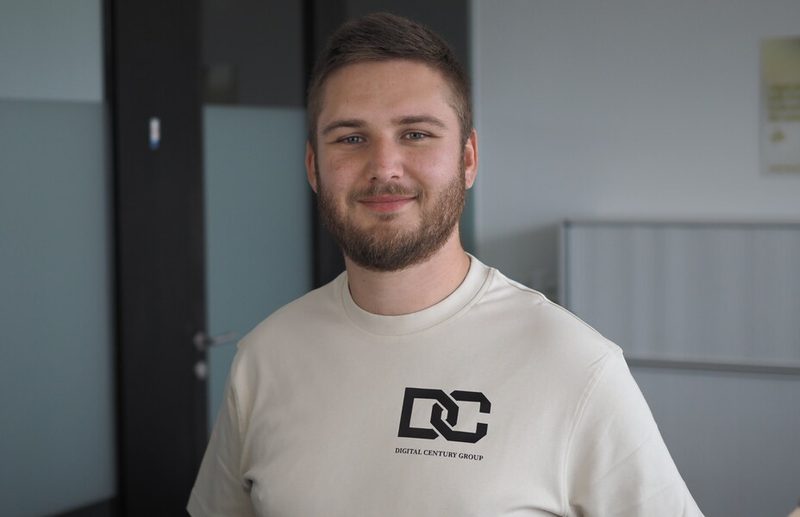 Dario Prenzyna, Gründer von Digital Century Group, im DC-Shirt