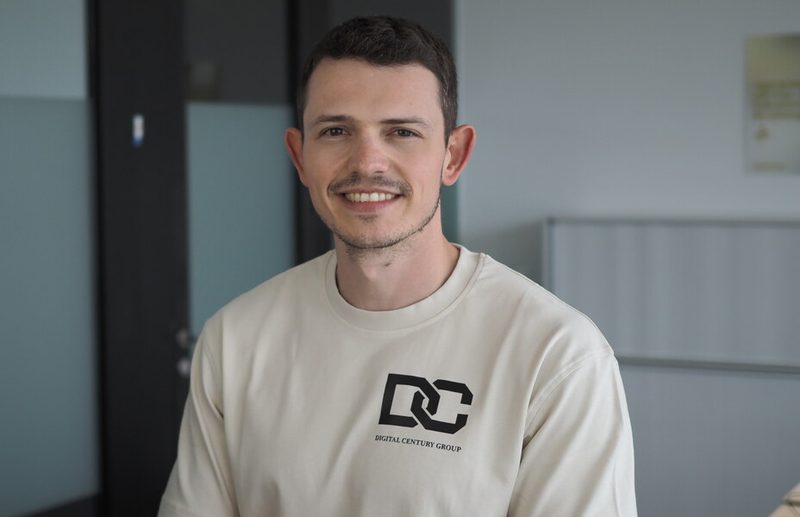 Sascha Miori, Gründer von Digital Century Group, im DC-Shirt